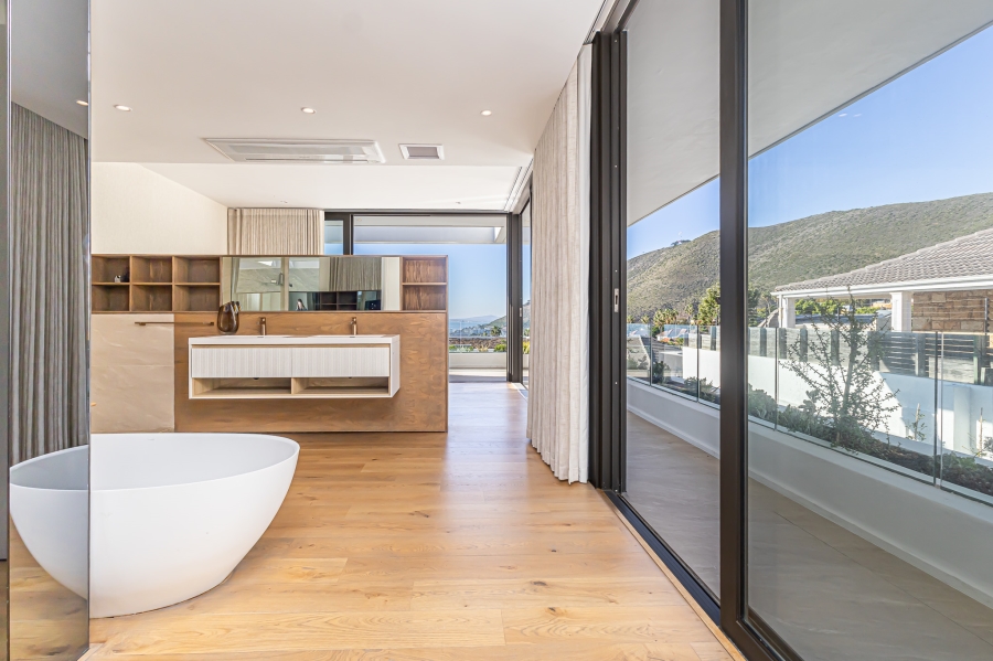 To Let 4 Bedroom Property for Rent in Fresnaye Western Cape